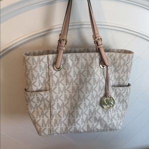 Authentic Micheal Kors tote!!!!