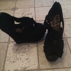 Black wedges, easy to