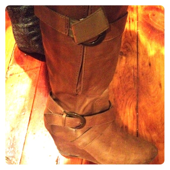 Nude/camel Kenneth Cole mid height buckle boot
