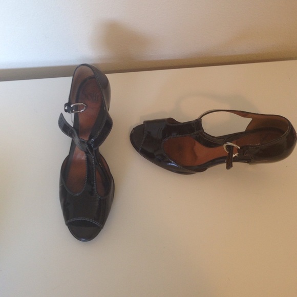 Black patent t strap