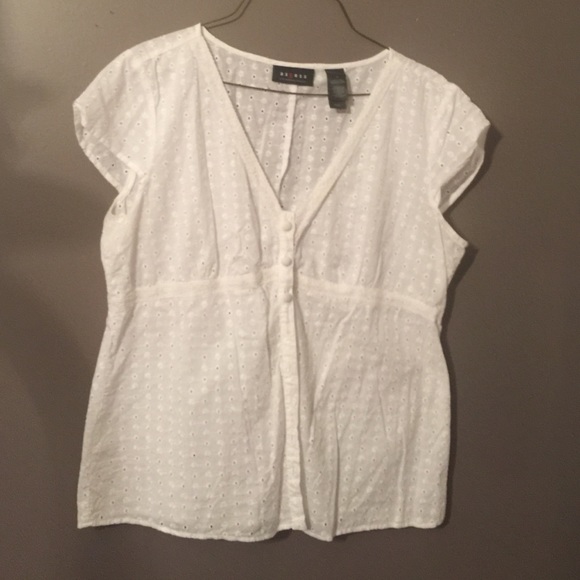 Adorable white top! Sold🎉 - Picture 1 of 2
