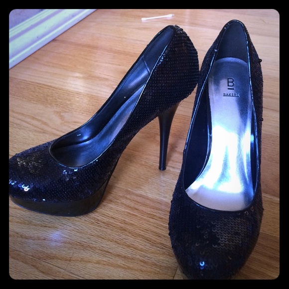 Black squinced pumps
