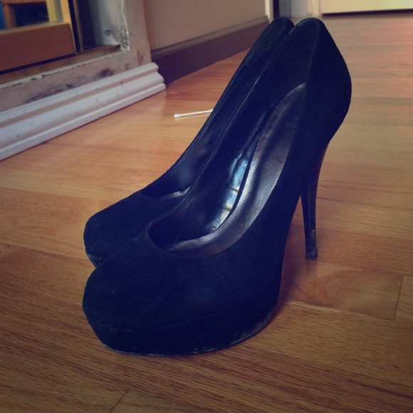 Black pumps