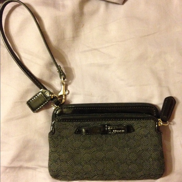 Coach wallet/wristlet-open to offers