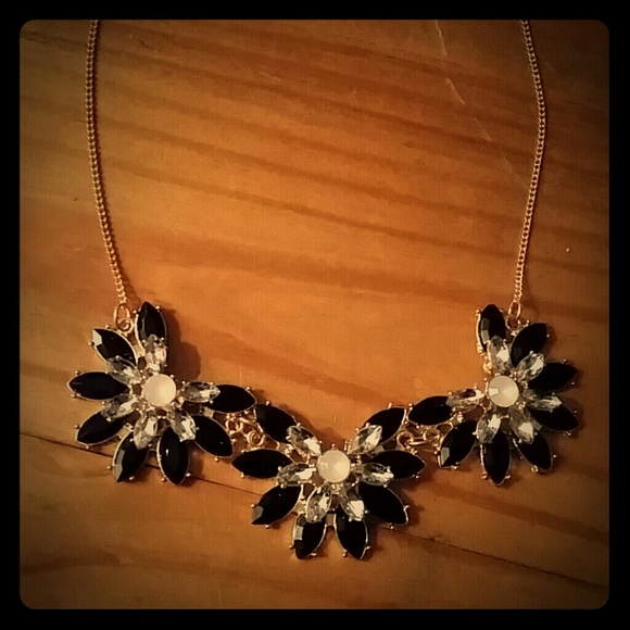 Beautiful statement necklace!!