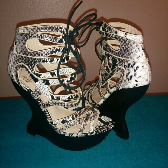 💥HOST PICK💥 Truth or Dare platform heel - Picture 3 of 4