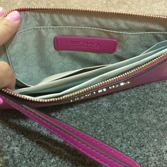 Clutch - Picture 3 of 3