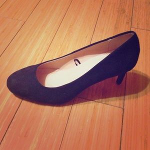 Low-heel basic black shoes