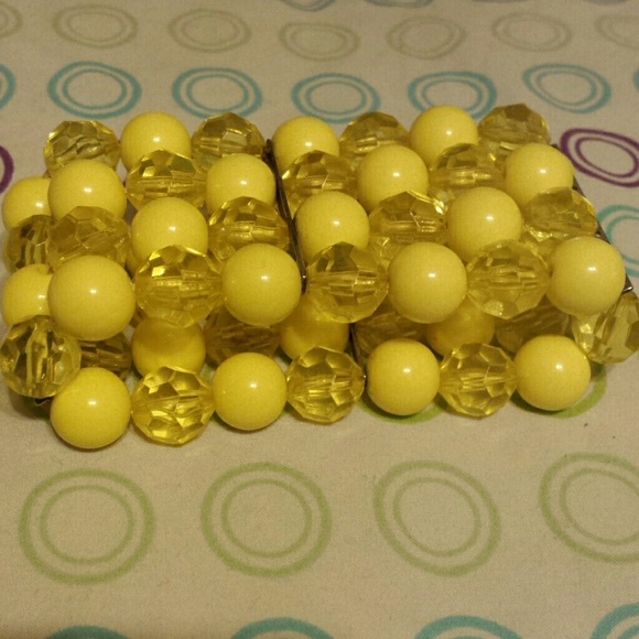 A yellow strechty beaded braclet