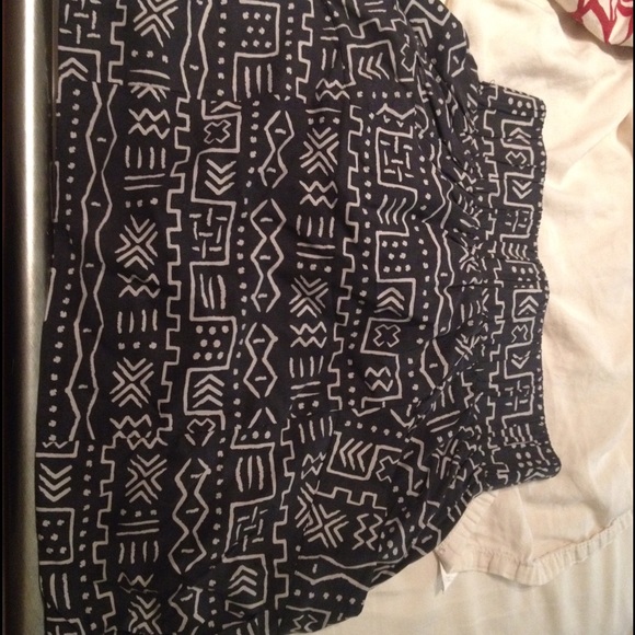 Dolce vita tribal print skirt with pockets!