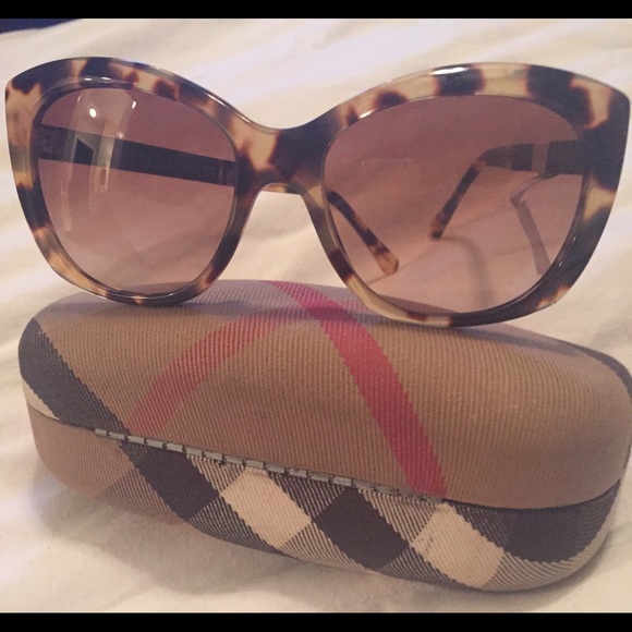SOLD⛔️BNWT Burberry sunglasses. - Picture 2 of 4