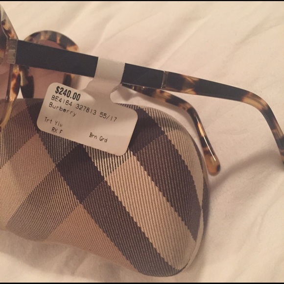SOLD⛔️BNWT Burberry sunglasses. - Picture 3 of 4
