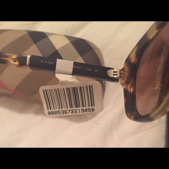 SOLD⛔️BNWT Burberry sunglasses. - Picture 4 of 4