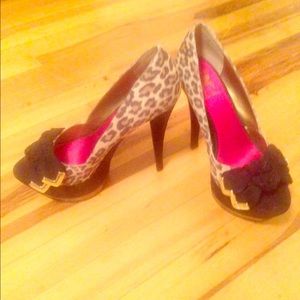 Sexy! Platform leopard heels.