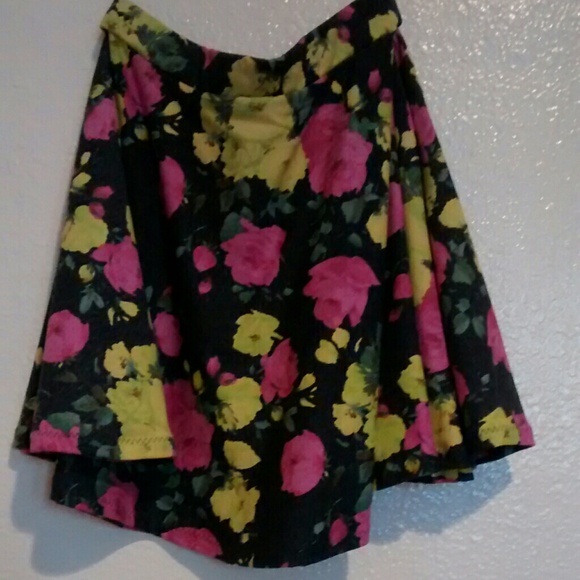 (Only 1 left) Floral Skater skirt - Picture 1 of 4