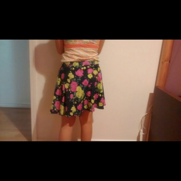 (Only 1 left) Floral Skater skirt - Picture 2 of 4