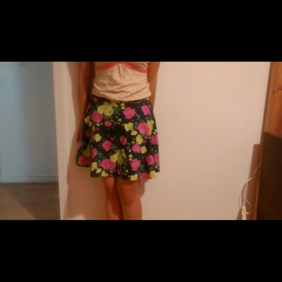 (Only 1 left) Floral Skater skirt - Picture 4 of 4