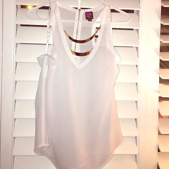 2B Bebe plate necklace top