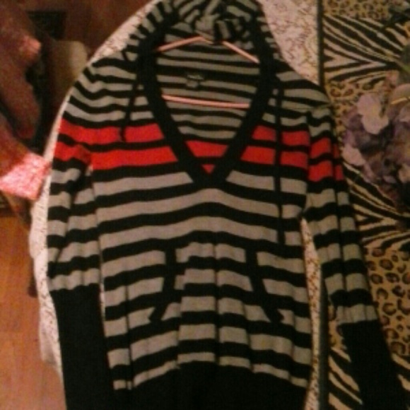Sweater with hood - Picture 1 of 1