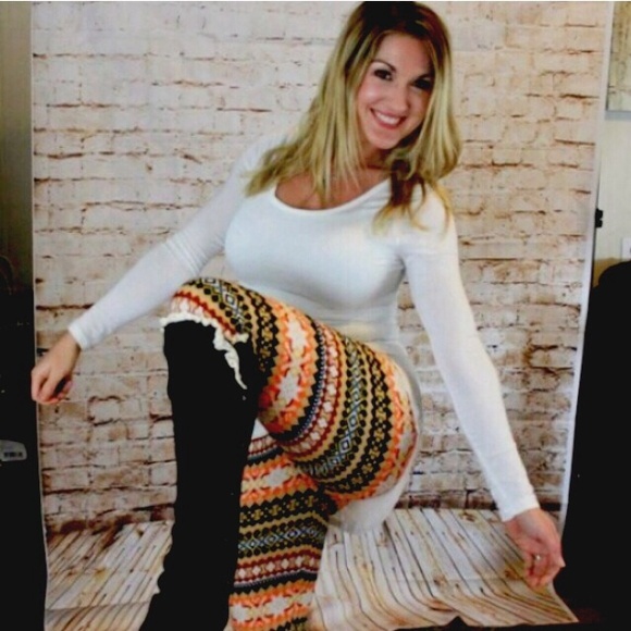 🆕 2 PIECE OUTFIT: White Top & Aztec Leggings - Picture 3 of 4