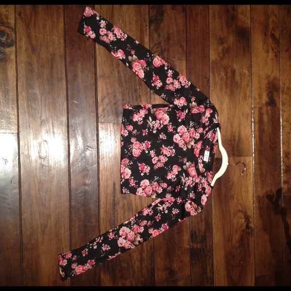Floral black and pink long sleeve crop top