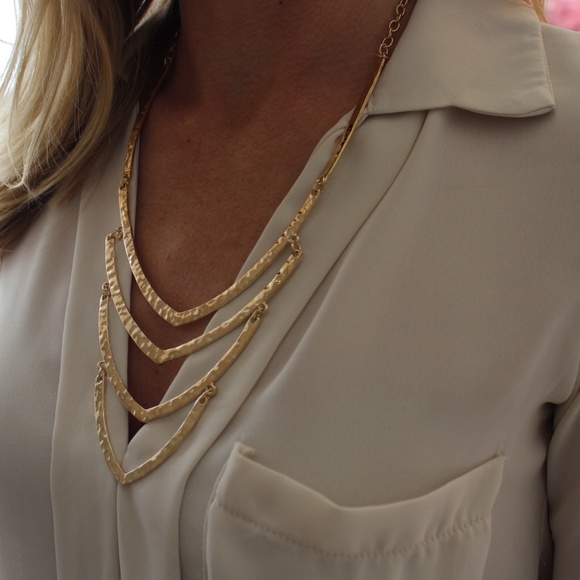 Jewelry - Tiered hammered gold tone necklace set