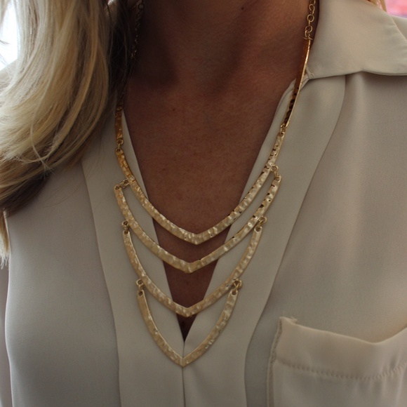 Tiered hammered gold tone necklace set - Picture 2 of 3