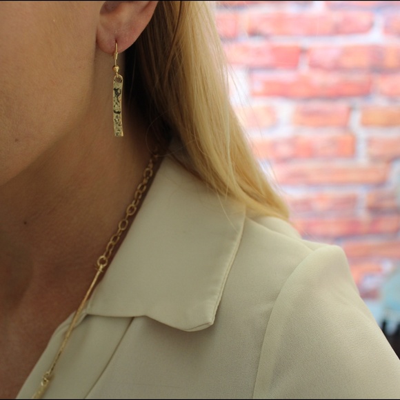 Tiered hammered gold tone necklace set - Picture 3 of 3