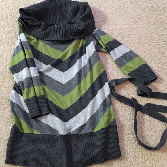 Green and Gray 3/4 length sleeve sweater
