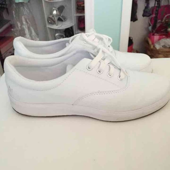 White cushioned tennis shoes - Picture 1 of 4
