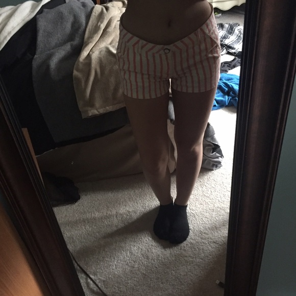 High Rise Striped Shorts - Picture 3 of 4