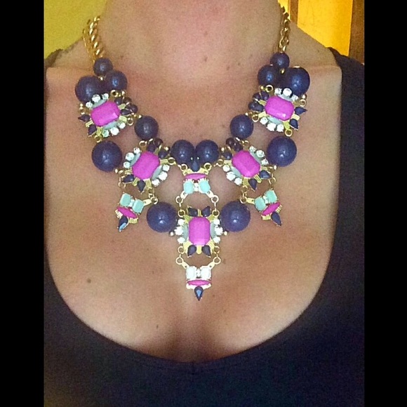 STATEMENT NECKLACE