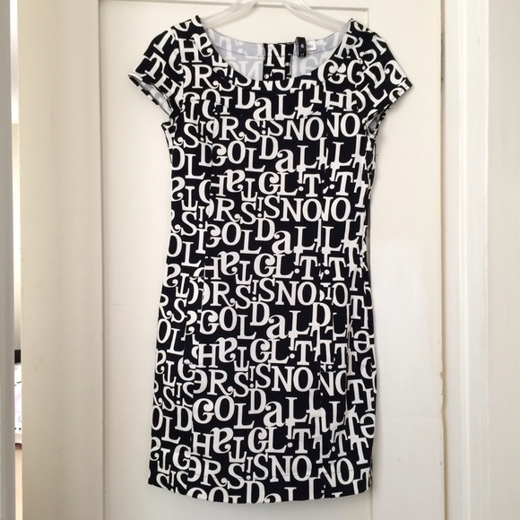 H&M Dresses & Skirts - NEW✨H&M Black and White Typeset Shift