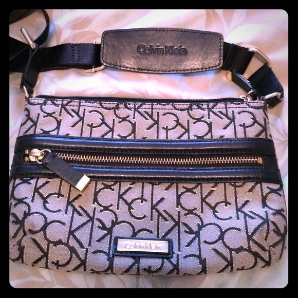 CAlvin Klien body bag adjustable