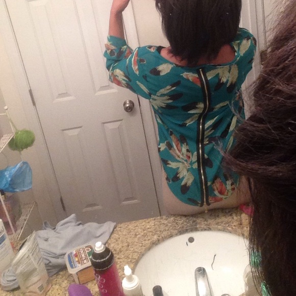 2 high low shirts (bundle) - Picture 3 of 4