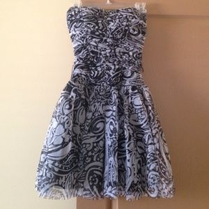 🌟 SALE 🌟Black and white patterned dress