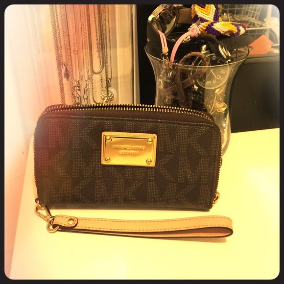 🎉🎉REDUCED🎉🎉 Michael Kors Tech Wallet