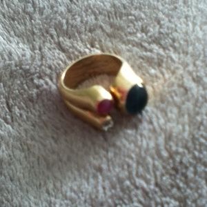 14k Size 7 Ring Vintage Ring .