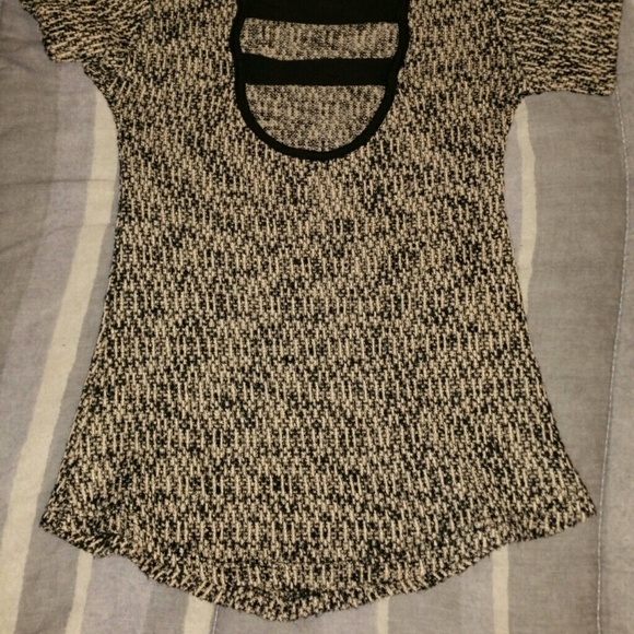 CUTE Top. Size SM - Picture 3 of 3