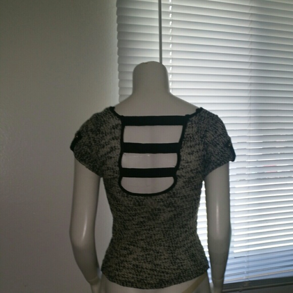 CUTE Top. Size SM - Picture 2 of 3