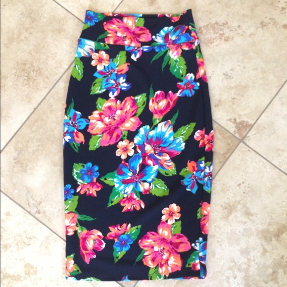 Dresses & Skirts - Floral pencil skirt