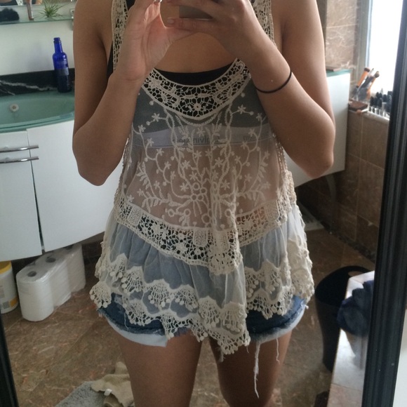 🌻SOLD🌻 Lace tank - Picture 2 of 2