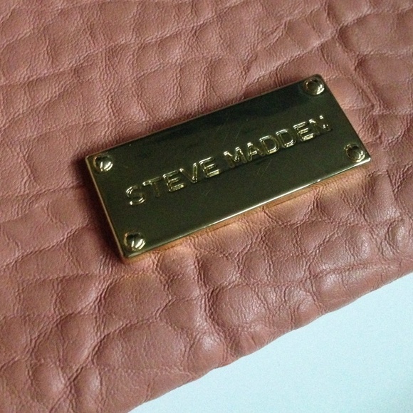 Steve Madden salmon colored wristlet - Picture 2 of 4