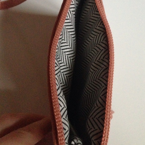 Steve Madden salmon colored wristlet - Picture 4 of 4