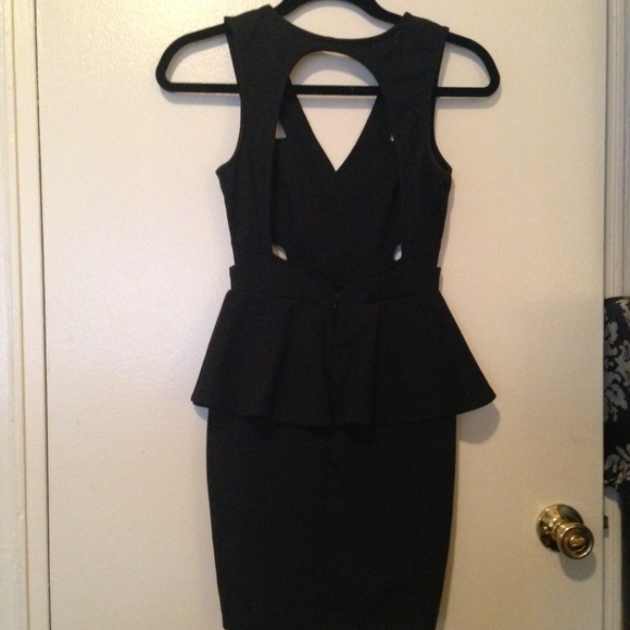 The perfect black cut out dress - Picture 3 of 4