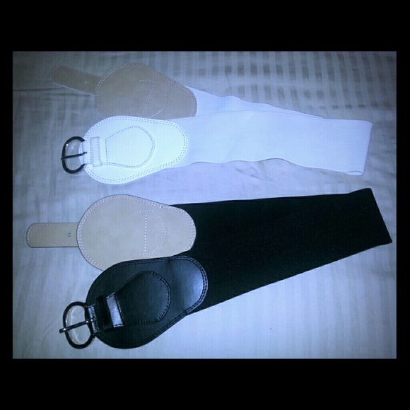 M/L Belts set includes the black and white.