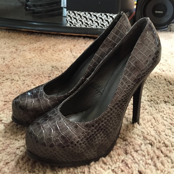 Silver snakeskin pumps