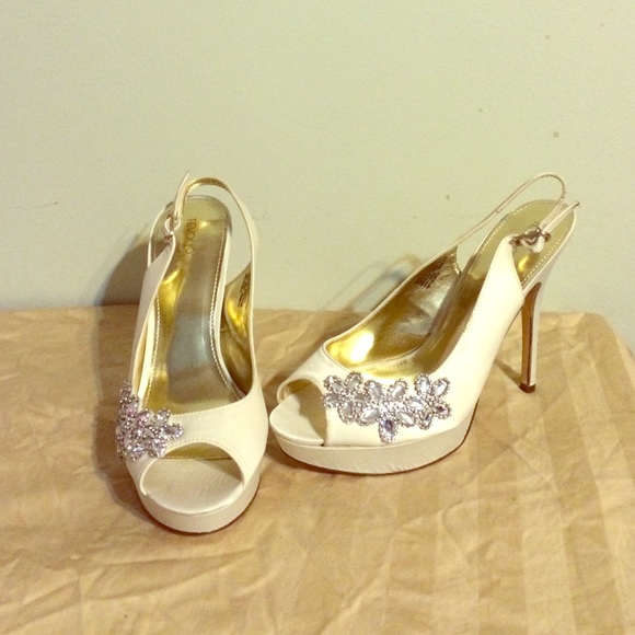 Peep toe dress shoes