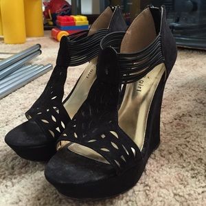 Black lattice front wedges