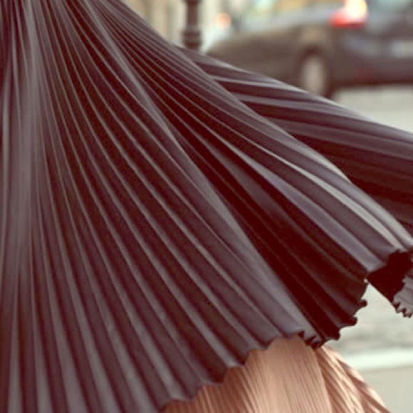 H&M skirt in black, pleated, knee-long.